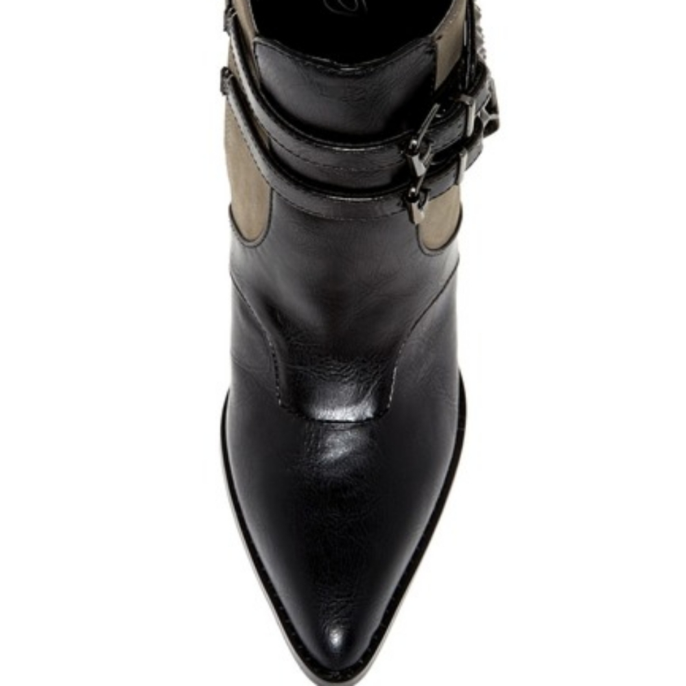 Pointy toe suede Wedge bootie. 